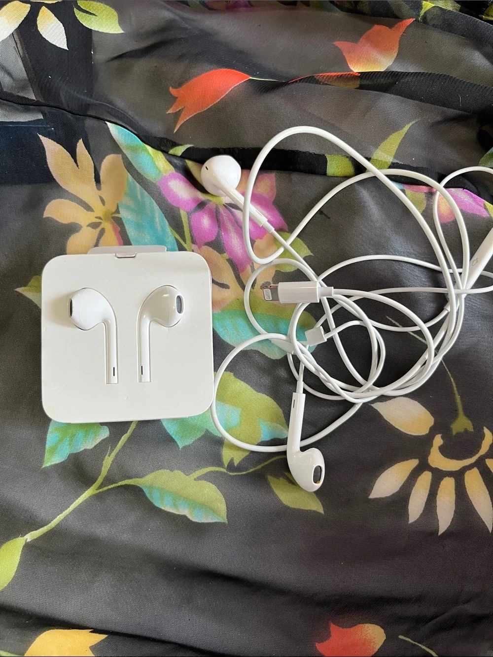 Apple White On-Ear EarPods with Lightning Connector and Inline Remote